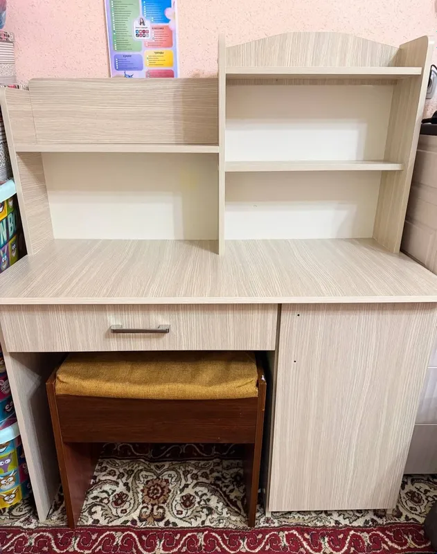 Продается детский кровать 2 шт и учебный стол 4
