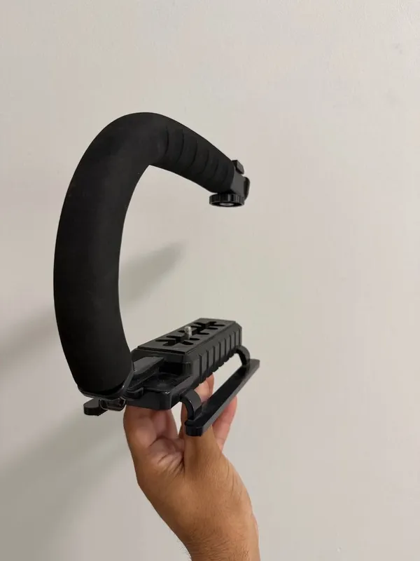 Бу қурилманинг умумий номи: Camera Stabilizer Rig — камера стабилизато Бу қурилманинг умумий номи: Camera Stabilizer Rig — камера стабилизато