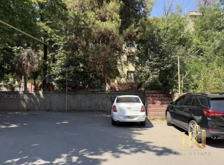 Продаётся 4-комнатная квартира, 85 м², без ремонта 1