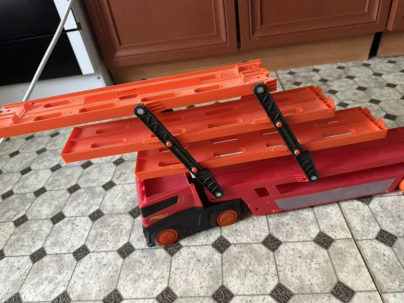 Hot Wheels Mega Hauler Длинная гоночная трасса вмещает до 50 машинок Hot Wheels Mega Hauler Длинная гоночная трасса вмещает до 50 машинок