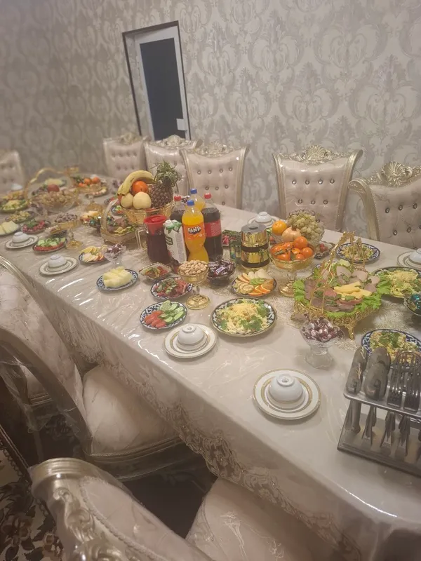 Продаются новые стол и стулья на 12 человек 2