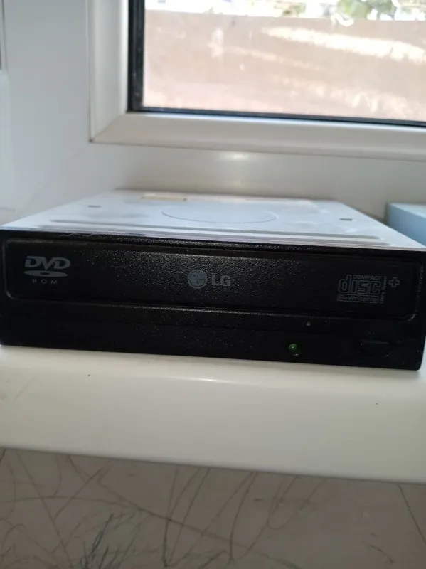 Продам DVD-RW Работает отлично, читает и записывает DVD и CD д 3 Продам DVD-RW Работает отлично, читает и записывает DVD и CD д 3