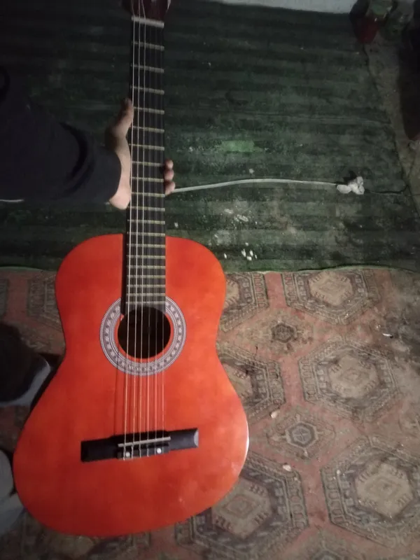 gitara bor 400 000 aybi yuq kelishamiz Toshkent