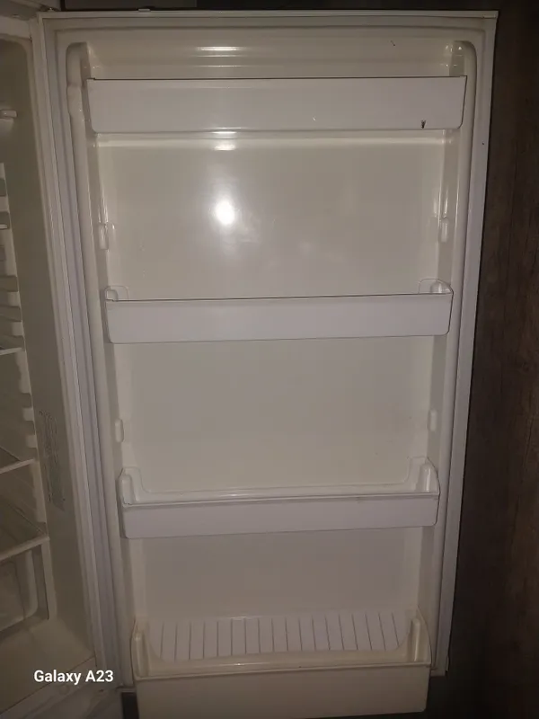 Продаётся старый холодильник 3