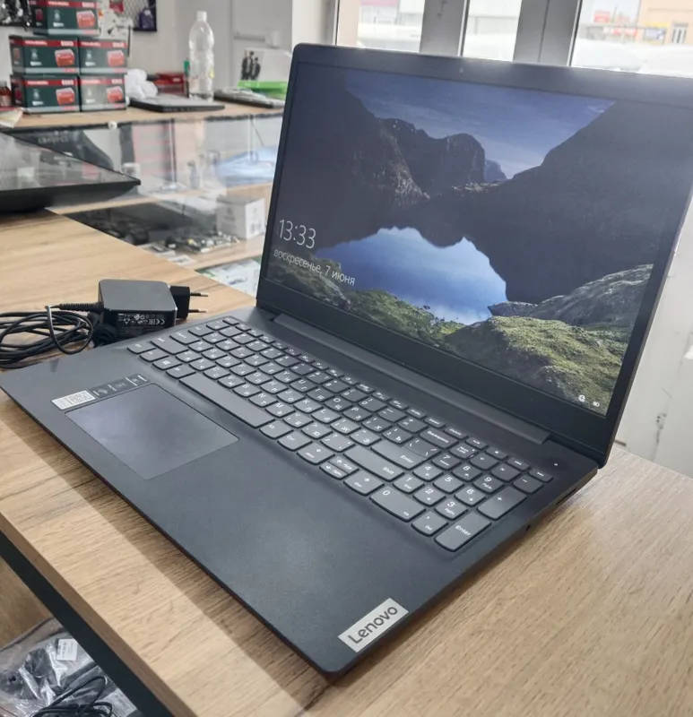 Noutbuk LENOVO офисный