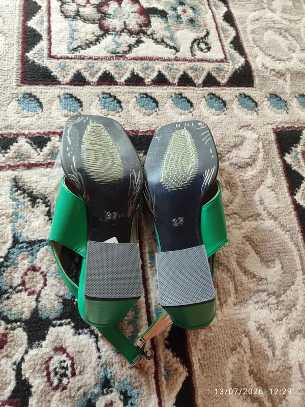 Oyoq kiyim yangi kiyilmagan 37 razmeri 2
