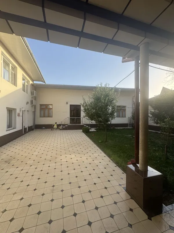 Uy sotiladi yolni yuzida 4,60 sotik 10 ta xona 3 ta sanuzel 1 ta kuxny 3