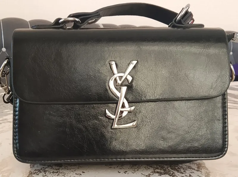 Yves Saint Laurent brendidan har xil rasvetkalari.