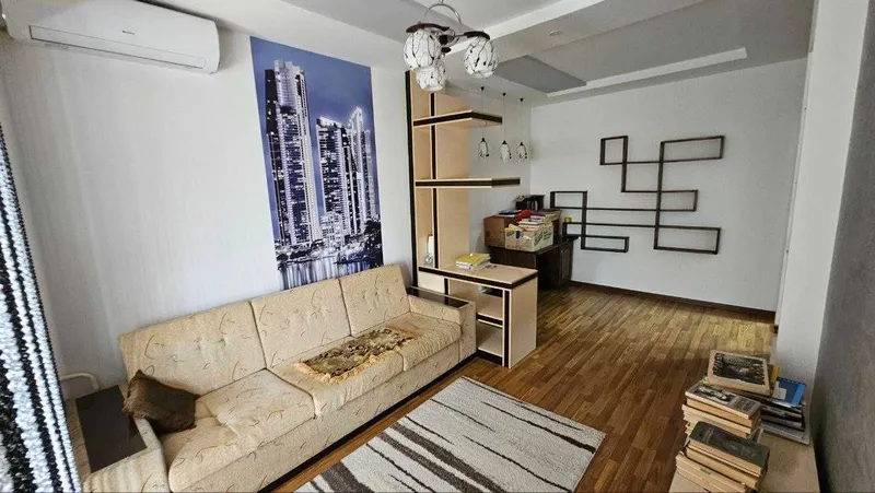 4-х комнатная квартира в 23 мкр., 2 этаж, не боковая.