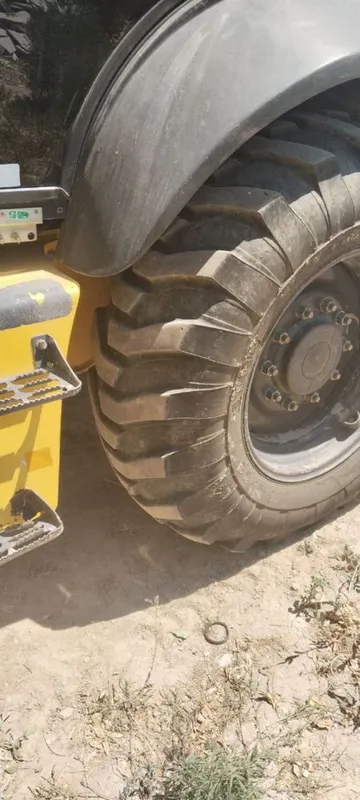 JCB New Holland B90B 4 JCB New Holland B90B 4