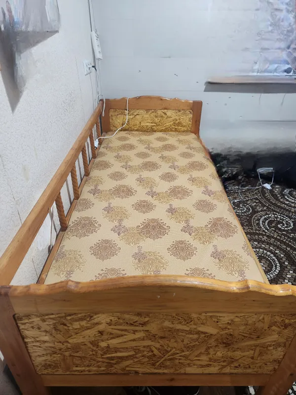 Кровать деревянная