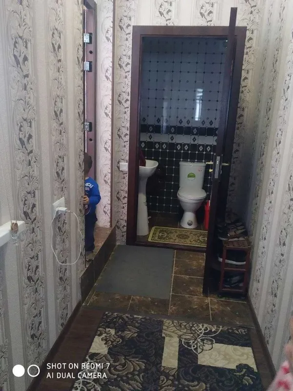 Продается 2 этажный кирпичный разделенный дом,есть все условия и двор — фото 2