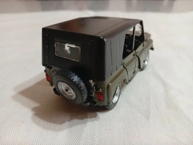 Модели масштабные 1:43 торг уместен 4 Модели масштабные 1:43 торг уместен 4