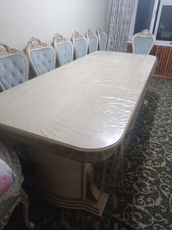 Стол и стулья