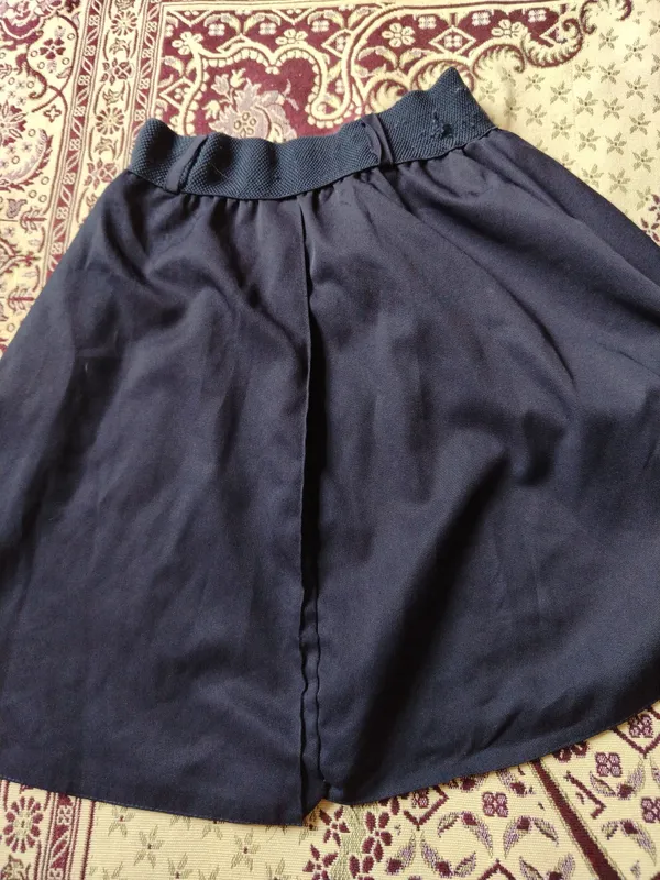 Qiz bolalar uchun maktab yubkasi