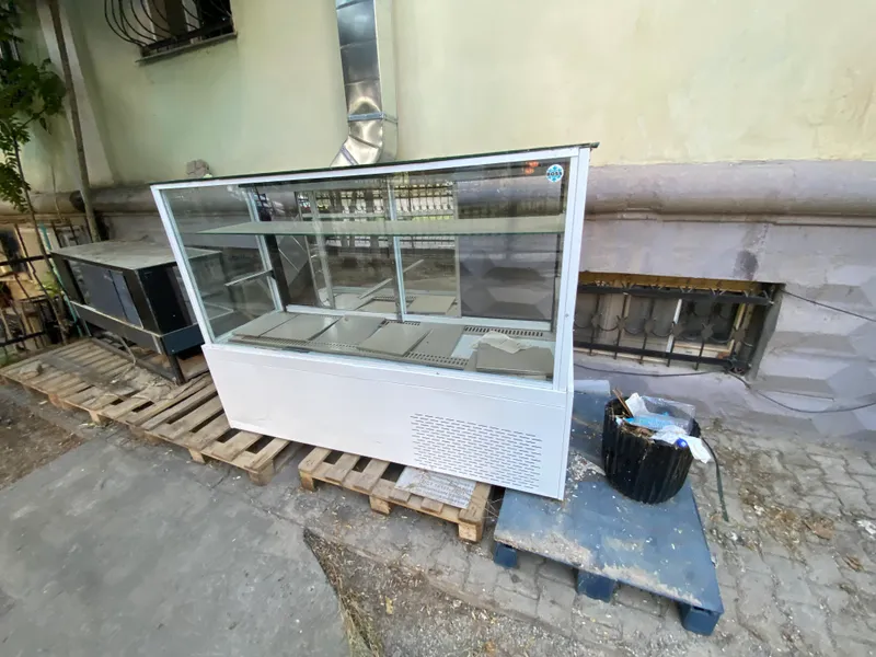 Muzlatkichli stol sotiladi 1 Muzlatkichli stol sotiladi 1