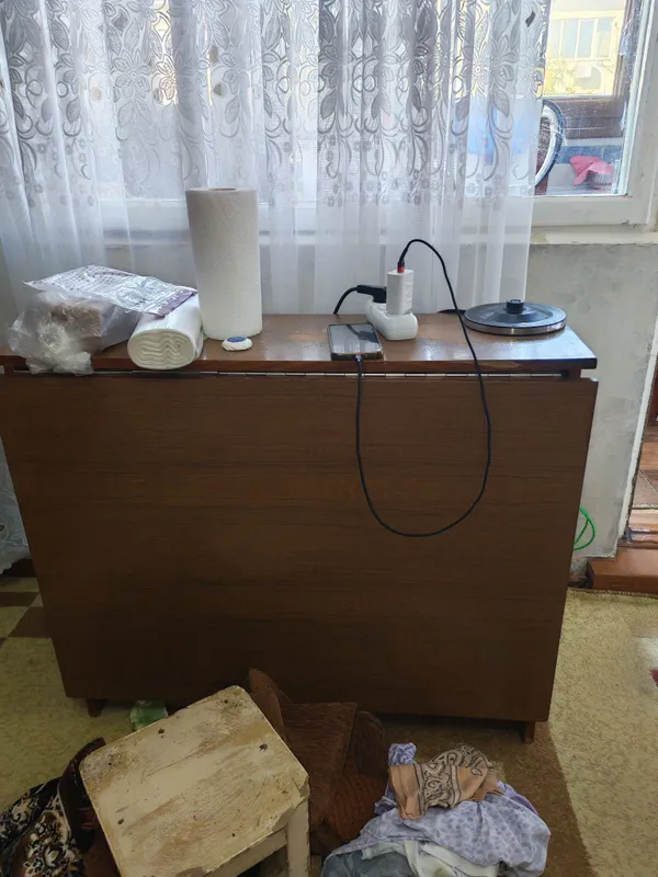 Shifoner va kitob stol sotiladi. Narxi 300 ming 2