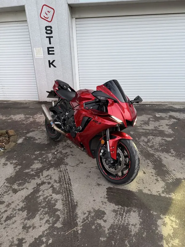 Yamaha R1 2022 motosikli sotiladi 3