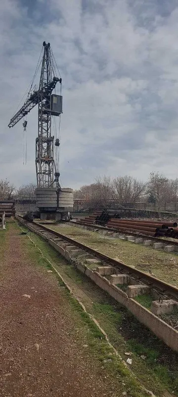 Аренда Открытая территория с башенным краном — фото 1