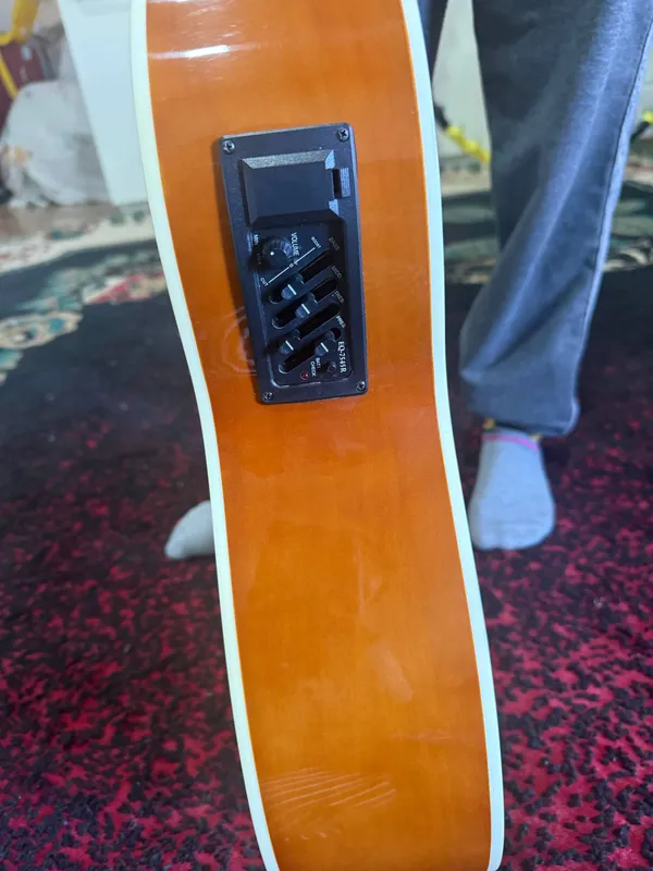 gitara sotiladi yangi holati 2 gitara sotiladi yangi holati 2