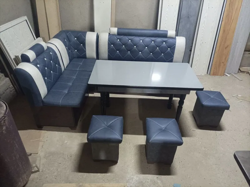 kuxiniy ugalok spalniy divan
