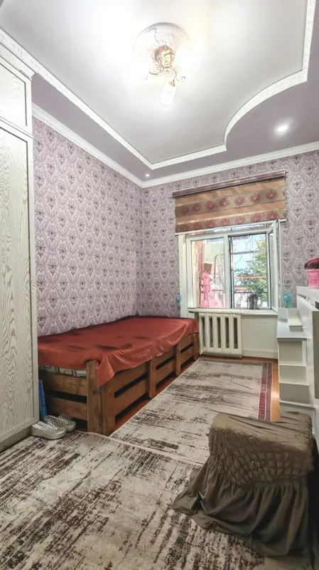 Hovlisi va 2 ta podvali bor 3 xonali kvartira sotiladi 2
