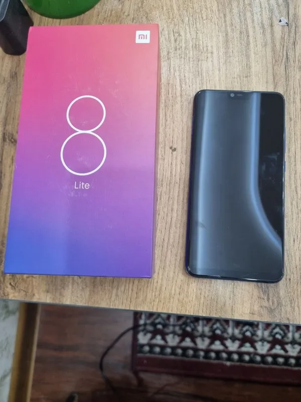 Mi 8 lite telefon sotiladi 4/64GB Xolati yaxshi Narxi 700ming Tel 94