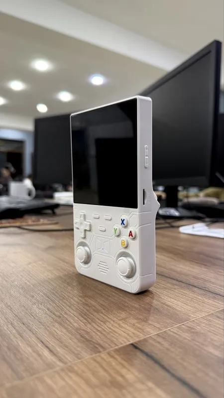 Портативная игровая консоль R36 Ultra — фото 1