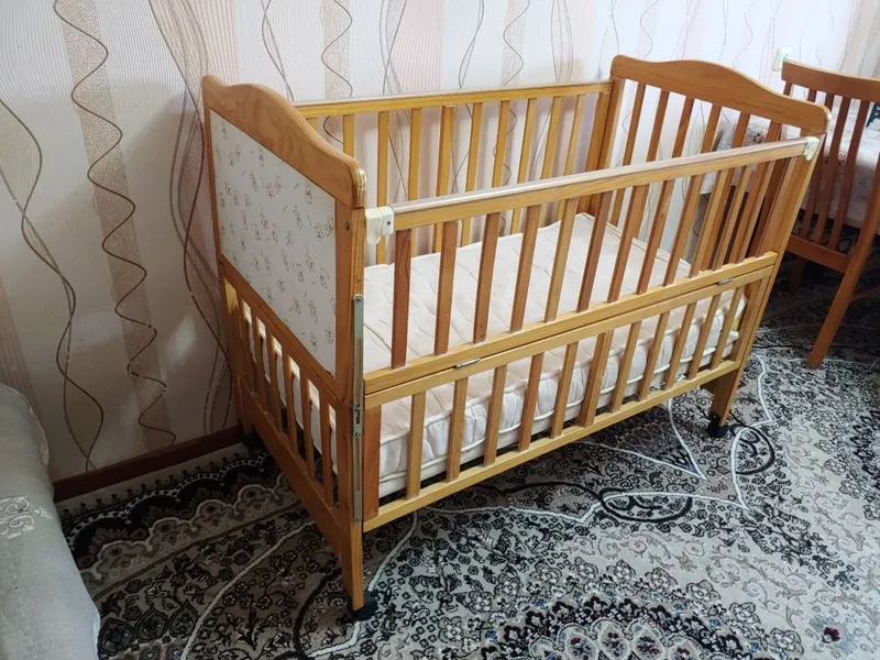 Детская кроватка из натурального дерева — компактная и прочная 1