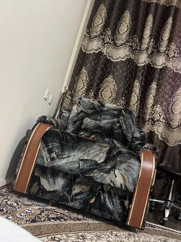 2 ta kreslo va 1 da divan sotiladi sifati yaxshi akuratni iahlatilgan.
