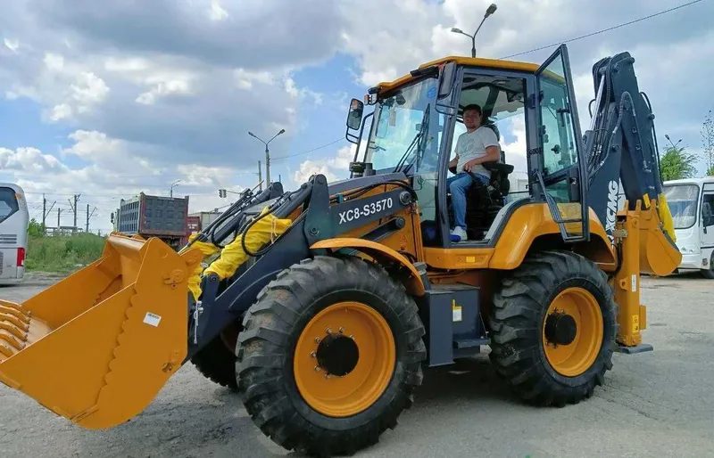 XCMG XC8-S3570 равноколесный экскаватор-погрузчик склад