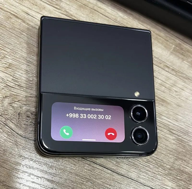 Продам Samsung Galaxy Z Flip 4 Б.У Внутренний экран не работает