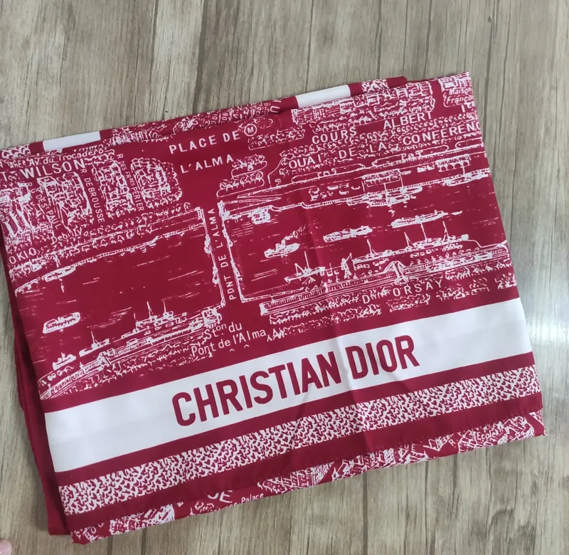 Платок Christian Dior в красно-белом цвете.