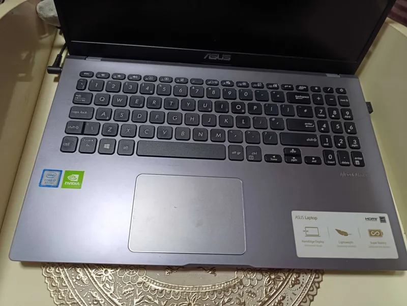 Asus I7 notebook sotiladi