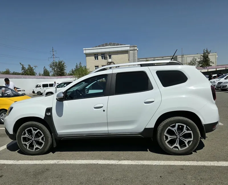 Renault Duster(Reno daster), oq rang, 2022-yil, kraskasi toza — фото 2