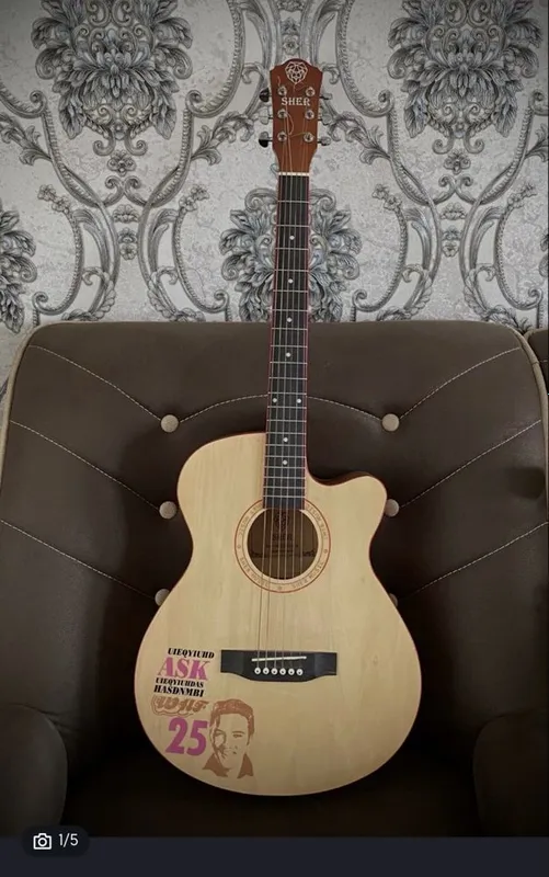 Gitara akusticheskiy. Ideal holatda. Sumkasi qoʻshib beriladi. Tel:94-