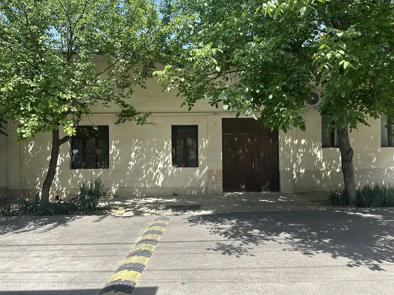 Yunusobod bodomzorda 3,2sotix 8xonali uy srochni sotiladi.Yer narxida.