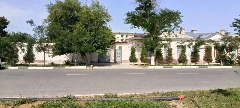 Hovli sotiladi Yoshlar markazi yonida