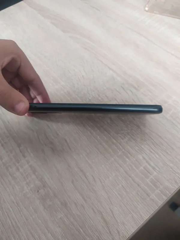 Экран Redmi 10A по краю немного вышел, не заметно 4