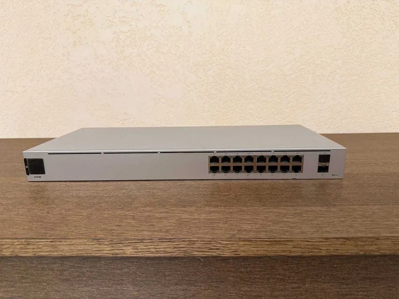 Unifi 16 port poe switch (USW-16-POE) Unifi 16 port poe switch (USW-16-POE)