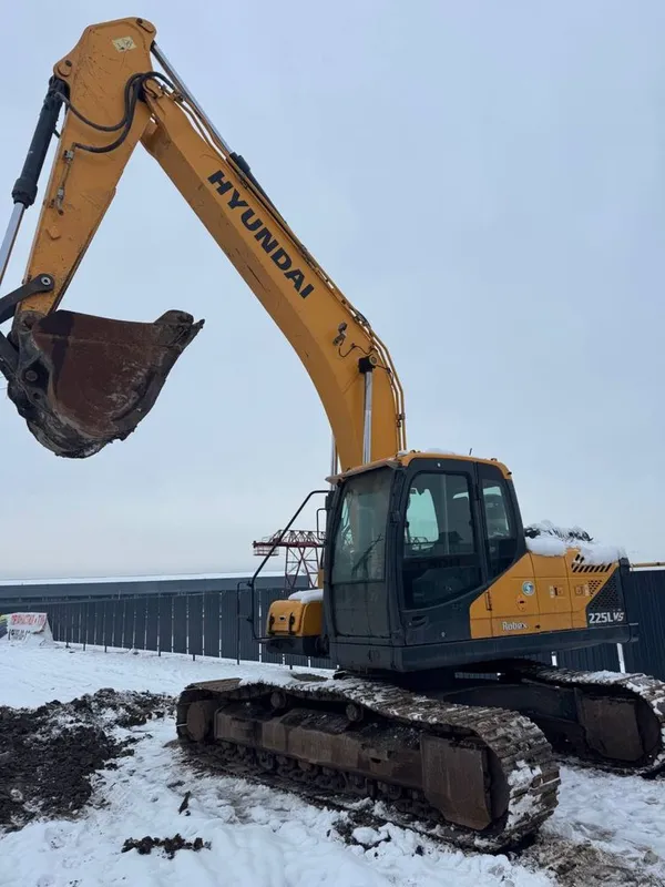 Hyundai 225 ekskavator ijaraga beriladi strella 9m kovshasi 1 kubalik