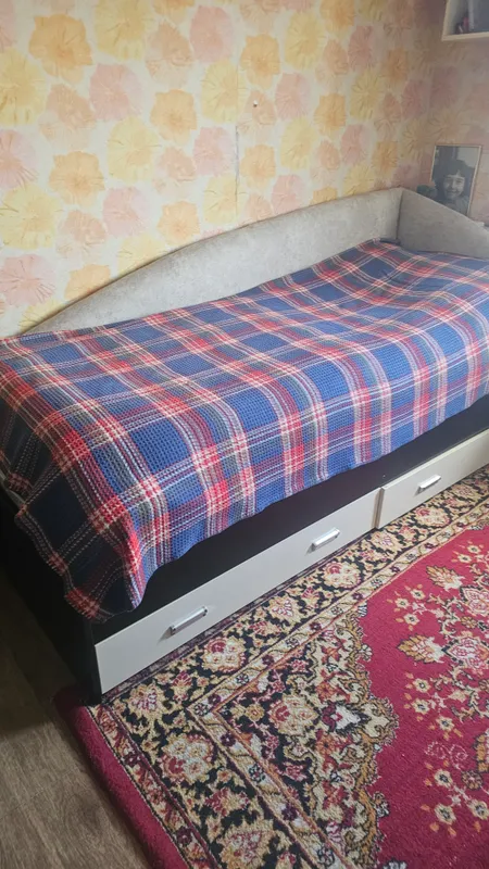 Продам 2 одинаковых кровати,снизу с шкафчиком
