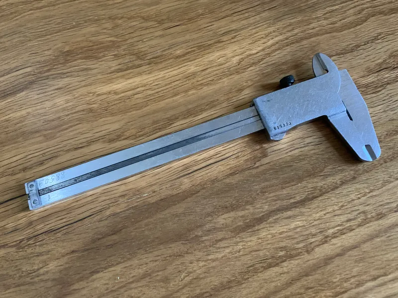 SSSR shtangensirkuli, 150 mm. Bo‘linma qiymati — 0,1 mm 3 SSSR shtangensirkuli, 150 mm. Bo‘linma qiymati — 0,1 mm 3