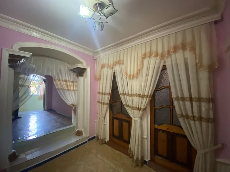 Shahar markazidan 4 xonali 84 kv uy sotiladi