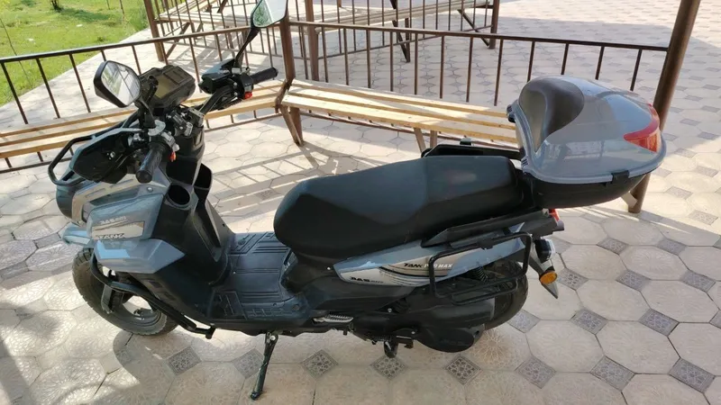 Skuteri sotiladi benzilik 2025 yil 17000 yurgan 2