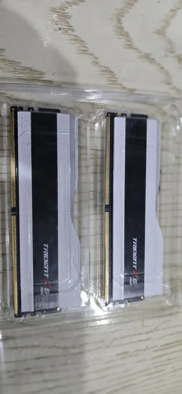 DDR4 operativ xotirasi, turli hajmlar, brendlar va chastotalar 4 DDR4 operativ xotirasi, turli hajmlar, brendlar va chastotalar 4