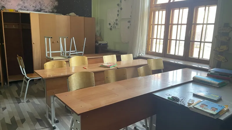 Деревянные парты со стульями 2 Деревянные парты со стульями 2