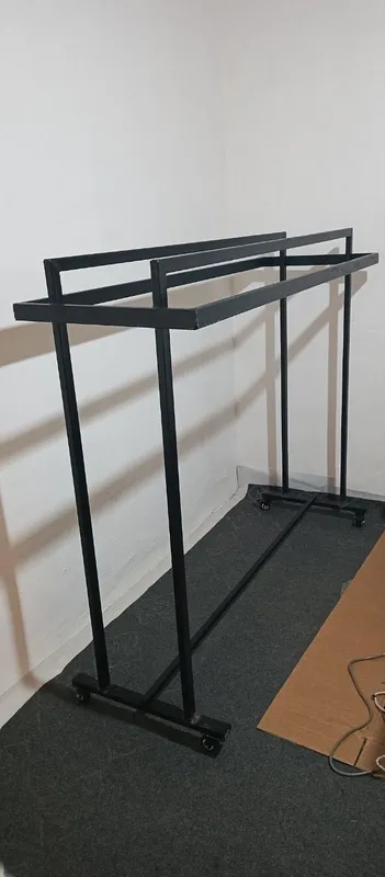 Продаю напольную стойку для одежды