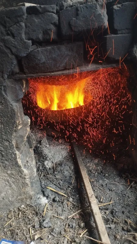 Koʻmir qumida yem atala pishirish uchun garelka