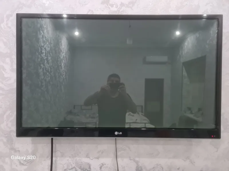 Телевизор LG сотилади. 55 талик без смарт. 3 D электрон очкиси била Телевизор LG сотилади. 55 талик без смарт. 3 D электрон очкиси била